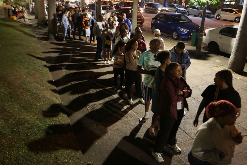 © Reuters. People queue to cast their votes in the South African elections in Durban, South Africa May 29, 2024. REUTERS/Alaister Russell