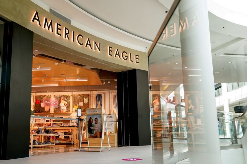 © Reuters. FILE PHOTO: A view of an American Eagle Outfitters store in Arlington, Virginia, U.S., June 1, 2021. REUTERS/Erin Scott/File Photo