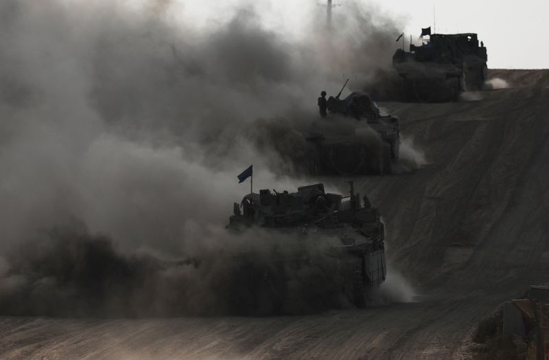 © Reuters. Israeli armoured personnel carriers (APC) operate, amid the ongoing conflict between Israel and the Palestinian Islamist group Hamas, near Israel's border with Gaza in southern Israel, May 29, 2024. REUTERS/Ronen Zvulun