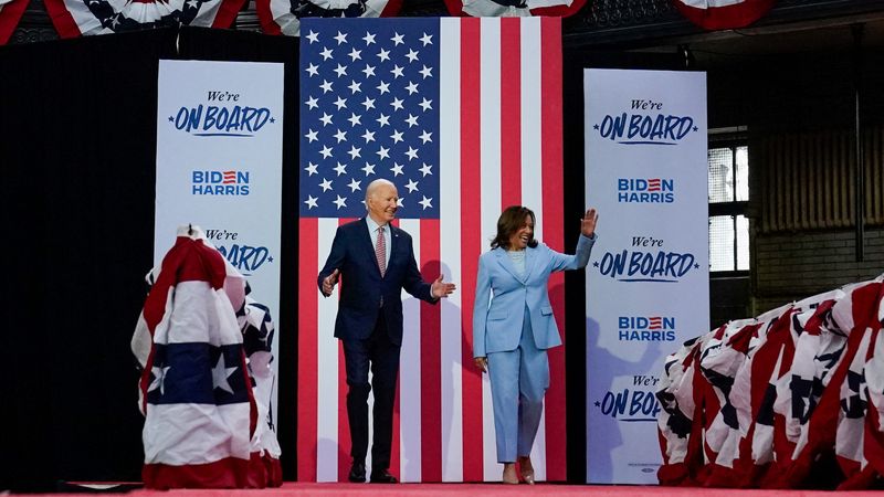 © Reuters. U.S. President Joe Biden and U.S. Vice President Kamala gesture to supporters during a campaign event at Girard College in Philadelphia, Pennsylvania, U.S., May 29, 2024. REUTERS/Elizabeth Frantz