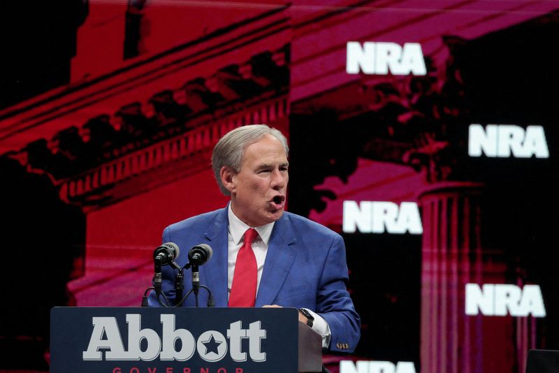 © Reuters. FILE PHOTO: Texas Governor Greg Abbott speaks during the annual National Rifle Association (NRA) meeting in Dallas, Texas, U.S., May 18, 2024. REUTERS/Carlos Barria/File Photo