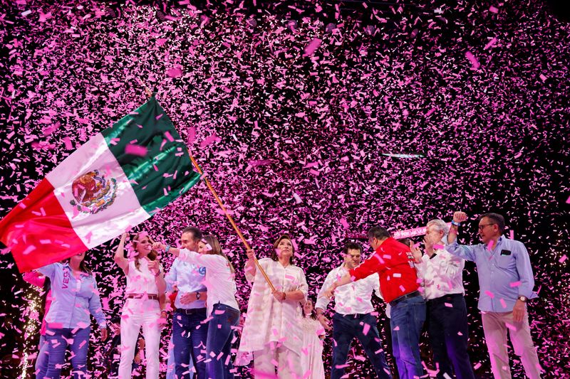 © Reuters. Mexico's opposition presidential candidate Xochitl Galvez waves a Mexico flag as she holds her closing campaign rally in Monterrey, Mexico May 29, 2024. REUTERS/Daniel Becerril