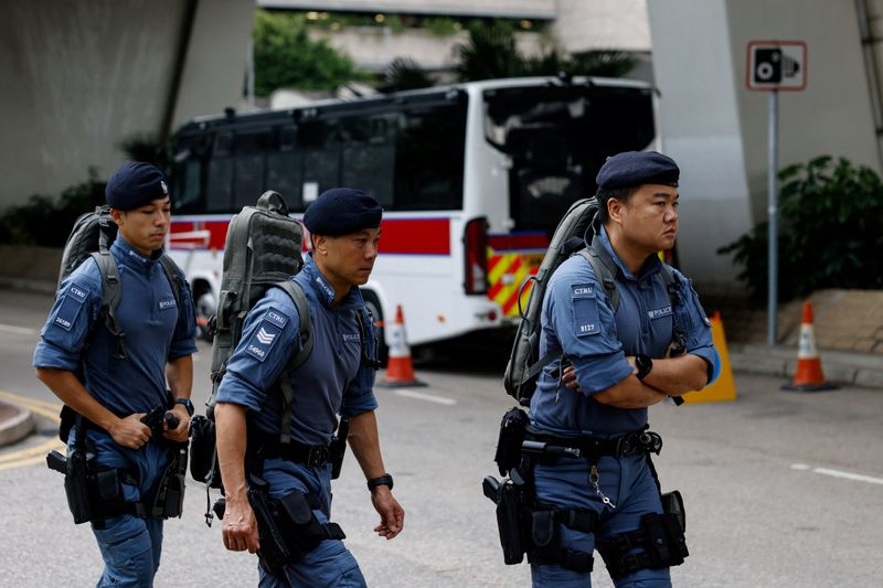 © Reuters. Police stand guard outside the West Kowloon Magistrates' Courts building, before the verdict of the 47 pro-democracy activists, charged under the national security law, in Hong Kong, China, May 30, 2024. REUTERS/Tyrone Siu