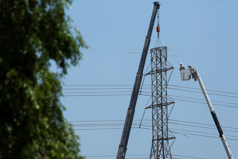 © Reuters. FILE PHOTO: A CenterPoint Energy crew member works to repair damaged lines as residents remained without power after a severe storm caused widespread damage in Houston, Texas, U.S., May 18, 2024.   REUTERS/Kaylee Greenlee Beal/File Photo