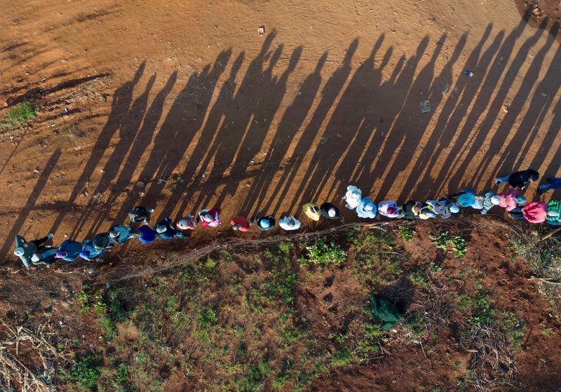 &copy; Reuters. FILE PHOTO: A drone view shows people queue at the Hospital Hill township to vote during the South African elections, in Johannesburg, South Africa May 29, 2024. REUTERS/Ihsaan Haffejee/File Photo     