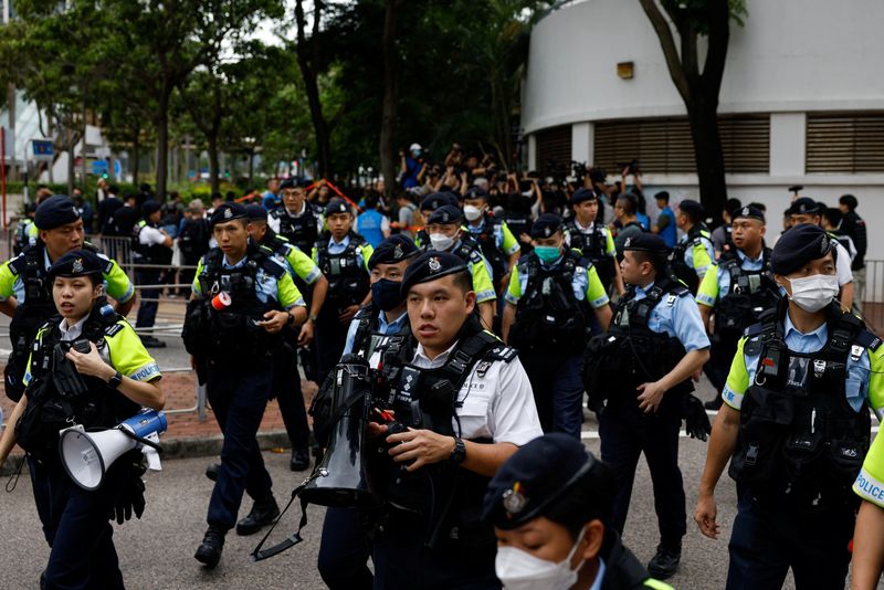 &copy; Reuters. Police stand guard outside the West Kowloon Magistrates' Courts building during the verdict of the 47 pro-democracy activists charged under the national security law, in Hong Kong, China, May 30, 2024. REUTERS/Tyrone Siu