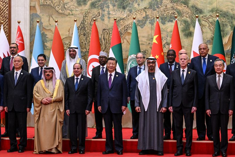 © Reuters. China’s Politburo Standing Committee member Cai Qi, Bahrain's King Hamad bin Isa Al Khalifa, Egypt’s President Abdel Fattah al-Sisi, China’s President Xi Jinping, United Arab Emirates’ President Sheikh Mohamed bin Zayed Al Nahyan, Tunisia’s President Kais Saied and China’s Foreign Minister Wang Yi pose for a family photo ahead of the opening ceremony of the 10th Ministerial Meeting of China-Arab States Cooperation Forum at the Diaoyutai State Guesthouse in Beijing, China May 30, 2024. JADE GAO/Pool via REUTERS