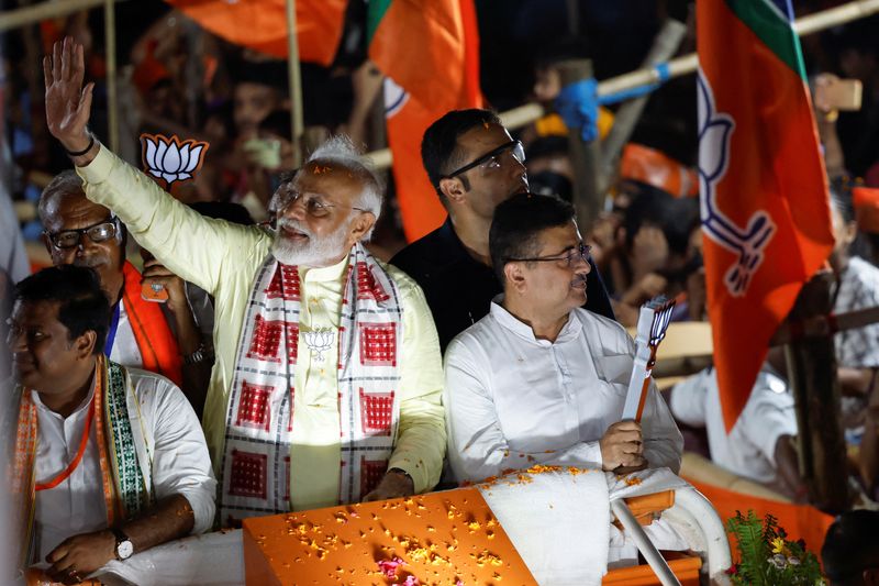 © Reuters.  FILE PHOTO: Indian Prime Minister Narendra Modi waves to supporters during a roadshow as part of his election campaign, in Kolkata, India, May 28, 2024. REUTERS/Sahiba Chawdhary/File Photo