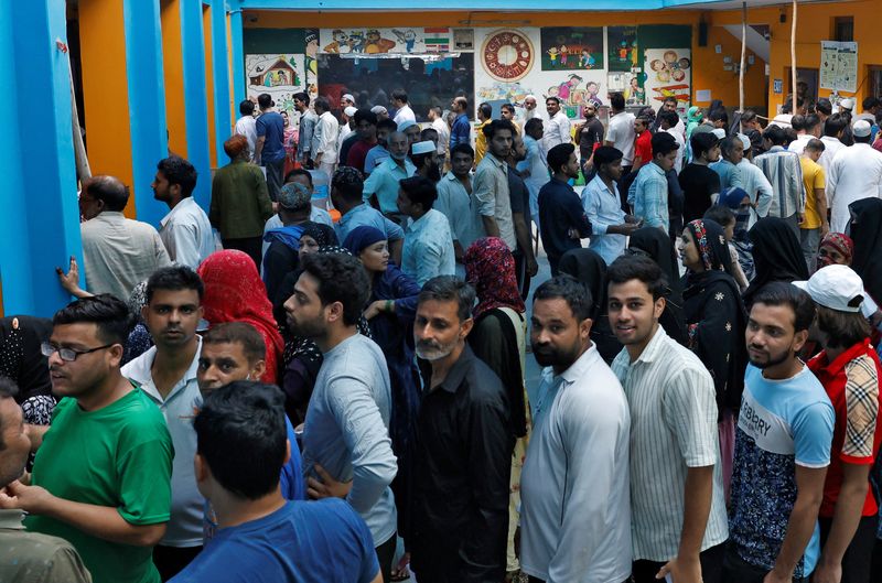 © Reuters. FILE PHOTO: People wait in lines to cast their votes at a polling station during the sixth phase of India’s general election in New Delhi, India, May 25, 2024. REUTERS/Priyanshu Singh/File Photo