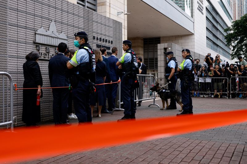 © Reuters. Police stand guard outside the West Kowloon Magistrates' Courts building, before the verdict of the 47 pro-democracy activists charged under the national security law, in Hong Kong, China, May 30, 2024. REUTERS/Tyrone Siu