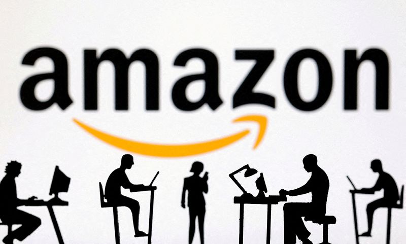 © Reuters. FILE PHOTO: Figurines with computers and smartphones are seen in front of an Amazon logo in this illustration taken Feb. 19, 2024. REUTERS/Dado Ruvic/Illustration/File Photo