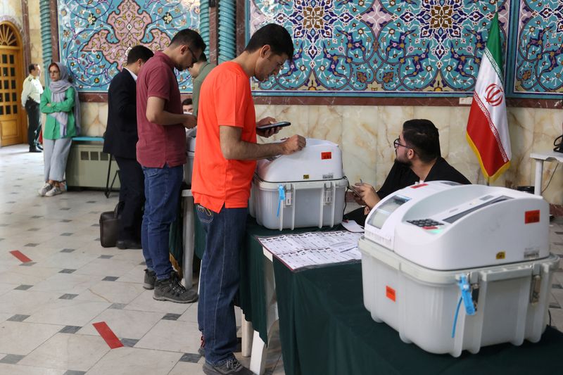 © Reuters. FILE PHOTO: People vote during the runoff parliamentary elections in Tehran, Iran, May 10, 2024. Majid Asgaripour/WANA (West Asia News Agency) via REUTERS/File Photo