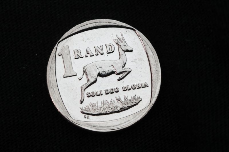 © Reuters. A South African Rand is seen in this illustration picture taken October 30, 2020.  REUTERS/Mike Hutchings/Illustration