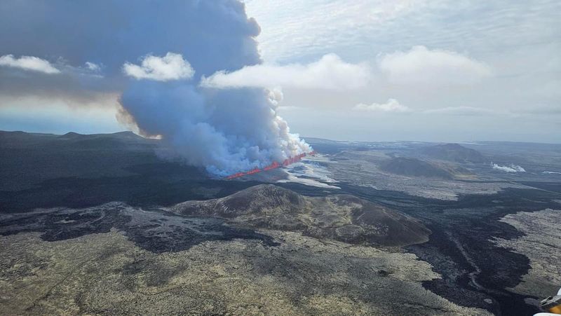 &copy; Reuters. A volcano spews lava and smoke as it erupts near Grindavik, on Reykjanes Peninsula, Iceland, May 29, 2024. Iceland Civil Protection/Handout via REUTERS 