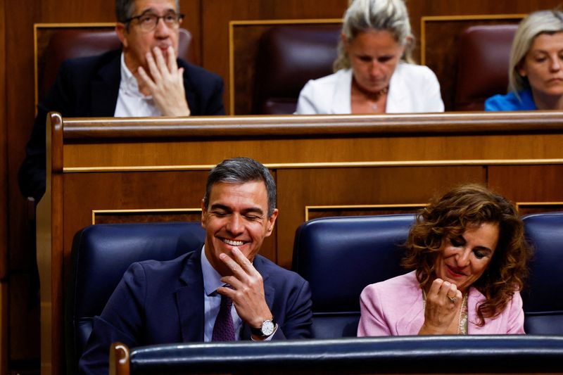 © Reuters. Spanish Prime Minister Pedro Sanchez and First Deputy Prime Minister Maria Jesus Montero react as they attend a parliamentary session to approve a bill granting amnesty to those involved in Catalonia's failed independence bid in 2017, at the parliament in Madrid, Spain, May 30, 2024. REUTERS/Susana Vera     TPX IMAGES OF THE DAY