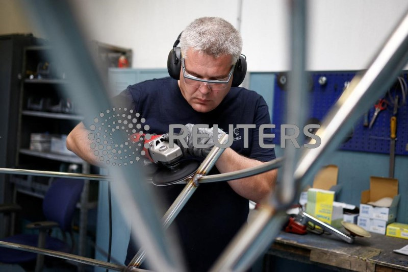 &copy; Reuters. Un operaio al lavoro nella fabbrica 'Fratelli Canalicchio' a Narni. 20 settembre 2022. REUTERS/Guglielmo Mangiapane