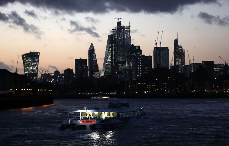 © Reuters. A river boat cruises down the River Thames as the sun sets behind the Canary Wharf financial district of London, Britain, December 7, 2018. REUTERS/Simon Dawson/File Photo