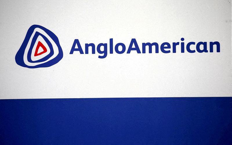 &copy; Reuters. FILE PHOTO: The Anglo American logo is seen in Rusternburg, South Africa, Oct 5, 2015. REUTERS/Siphiwe Sibeko/File Photo