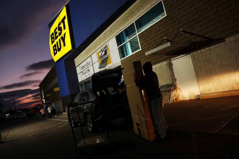 © Reuters. An employee at Best Buy electronics store helps load a television after a shopper made a purchase during Black Friday deals in Westbury, New York, U.S., November 24, 2023.  REUTERS/Shannon Stapleton