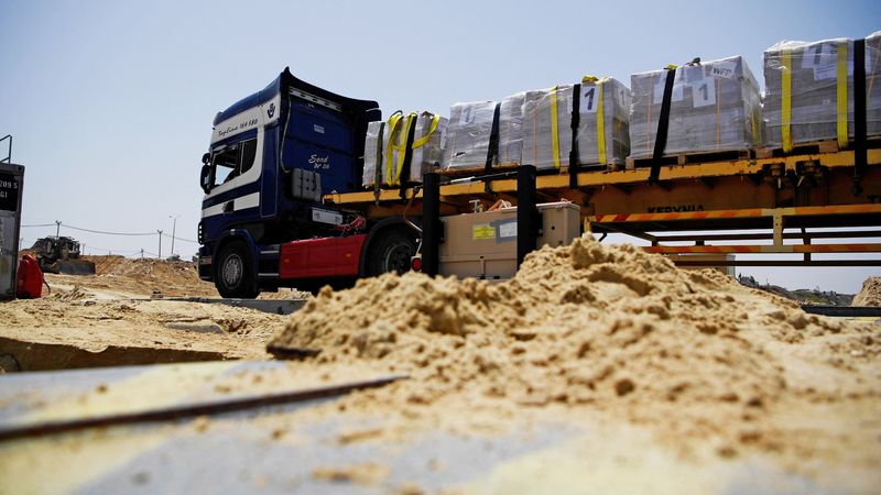 © Reuters. A truck delivers humanitarian aid using the Trident Pier, a temporary pier to deliver aid, off the Gaza Strip, amid the ongoing conflict between Israel and the Palestinian Islamist group Hamas, near the Gaza coast, May 18, 2024. U.S. Army Central/Handout via REUTERS/File Photo