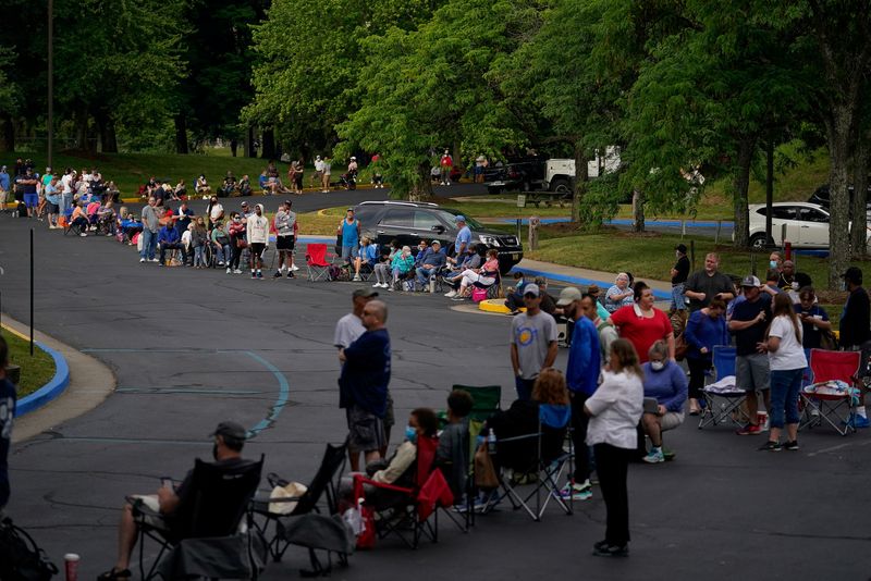 © Reuters. People line up outside Kentucky Career Center prior to its opening to find assistance with their unemployment claims in Frankfort, Kentucky, U.S. June 18, 2020. REUTERS/Bryan Woolston 