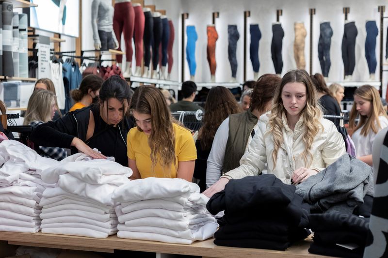 © Reuters. Shoppers show up early for the Black Friday sales at the King of Prussia shopping mall in King of Prussia, Pennsylvania, U.S. November 26, 2021.  REUTERS/Rachel Wisniewski