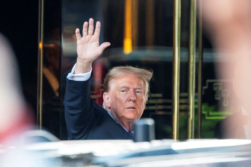 © Reuters. Former U.S. President Donald Trump exits Trump Tower to attend his criminal trial over charges that he falsified business records to conceal money paid to silence porn star Stormy Daniels in 2016, at Manhattan criminal court, in New York City, U.S., May 30, 2024. REUTERS/Eduardo Munoz