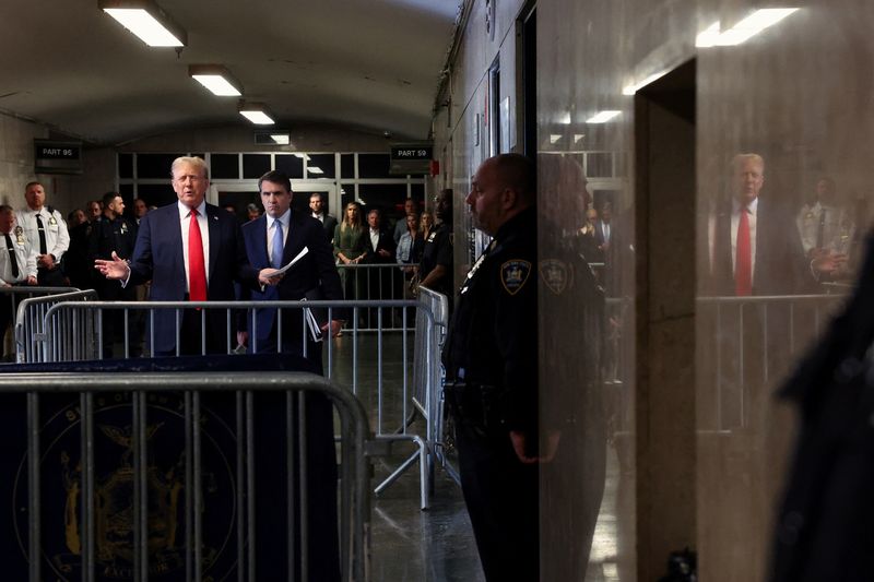 © Reuters. Former U.S. President Donald Trump, joined by his attorney Todd Blanche, speaks to the media as he arrives for his hush money trial at Manhattan Criminal Court in New York, U.S., May 28, 2024. Spencer Platt/Pool via REUTERS/ File Photo