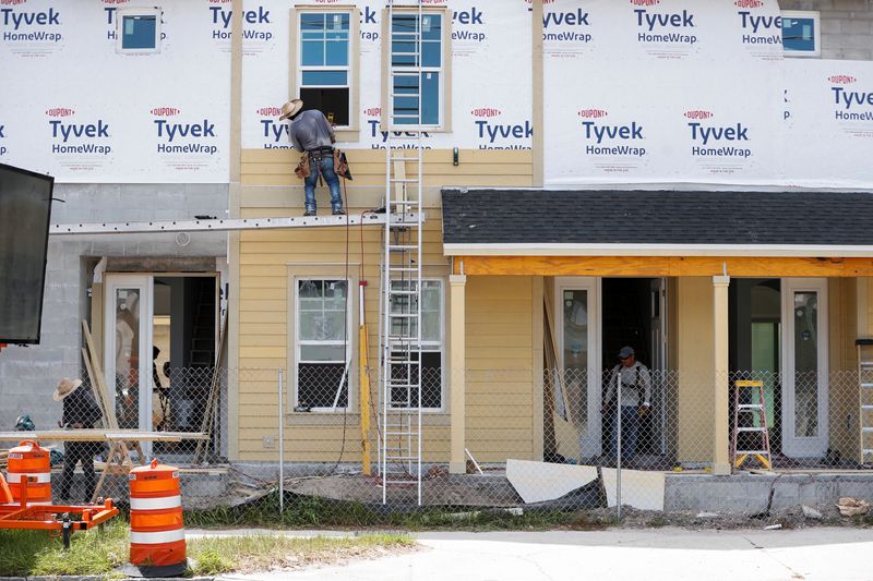 &copy; Reuters. New apartments are seen under construction while building material supplies are in high demand near downtown Tampa, Florida, U.S., May 5, 2021.  REUTERS/Octavio Jones