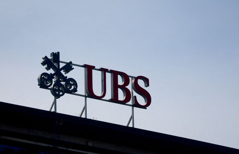 © Reuters. FILE PHOTO: A logo is seen on the headquarters of Swiss bank UBS on Paradeplatz in Zurich, Switzerland March 16, 2023. REUTERS/Denis Balibouse/File Photo