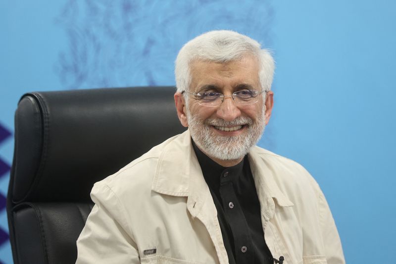 © Reuters. Saeed Jalili, a former chief nuclear negotiator, registers as a candidate for the presidential election at the Interior Ministry, in Tehran, Iran May 30, 2024. Majid Asgaripour/WANA (West Asia News Agency) via REUTERS