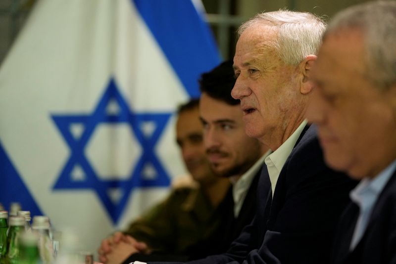 &copy; Reuters. L'ex ministro della Difesa israeliano Benny Gantz incontra il segretario di Stato statunitense Antony Blinken a Tel Aviv, Israele, giovedì 8 febbraio 2024.     Mark Schiefelbein/Pool via REUTERS/File photon