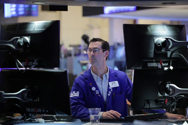 © Reuters. A trader works on the trading floor at the New York Stock Exchange (NYSE) in New York City, U.S., April 5, 2024. REUTERS/Andrew Kelly