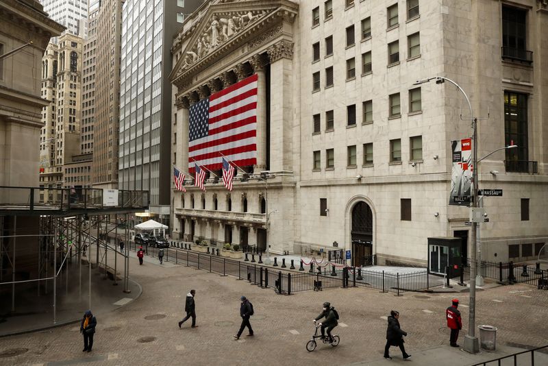 © Reuters. Morning commuters are seen on Wall St. outside the New York Stock Exchange (NYSE) in New York, U.S., March 20, 2020. REUTERS/Lucas Jackson