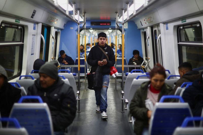 © Reuters. A coffee vendor walks through train wagons during a protest held by train workers driving trains at a reduced speed, causing delays at Retiro train station, in Buenos Aires, Argentina May 30, 2024. REUTERS/Tomas Cuesta