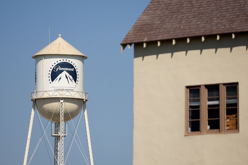 &copy; Reuters. A view of Paramount Studios's water tank as SAG-AFTRA members walk the picket line outside during their ongoing strike, in Los Angeles, California, U.S., September 26, 2023. REUTERS/Mario Anzuoni/File Photo