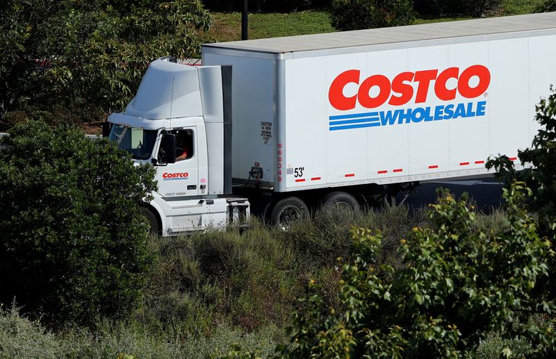 © Reuters. FILE PHOTO: A Costco truck makes a delivery to a Costco store in Carlsbad, California, U.S., May 8, 2017. REUTERS/Mike Blake/File Photo