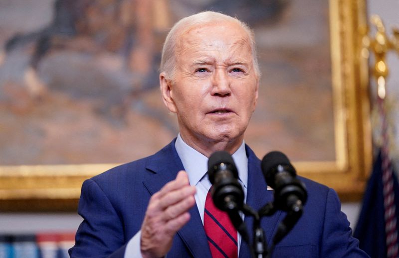 © Reuters. FILE PHOTO: U.S. President Joe Biden speaks about student protests at U.S. universities, amid the ongoing conflict between Israel and Hamas, during brief remarks in the Roosevelt Room at the White House in Washington, U.S., May 2, 2024. REUTERS/Nathan Howard/File Photo