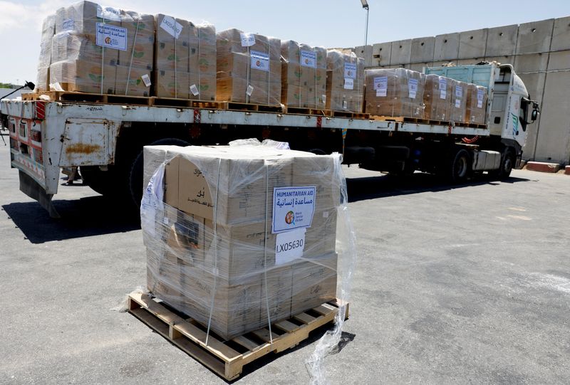 &copy; Reuters. FILE PHOTO: An Egyptian truck carrying humanitarian aid for the Gaza Strip, amid the ongoing conflict in Gaza between Israel and the Palestinian Islamist group Hamas, is seen at the Kerem Shalom crossing in southern Israel, May 30, 2024. REUTERS/Amir Cohe