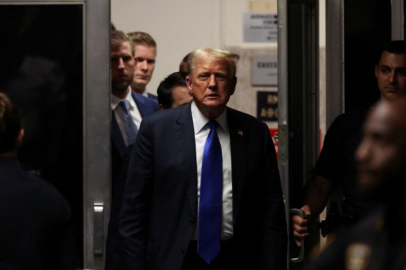 © Reuters.  Former U.S. President Donald Trump returns to the courtroom during his hush money trial at Manhattan Criminal Court on May 30, 2024 in New York City. Michael M. Santiago/Pool via REUTERS