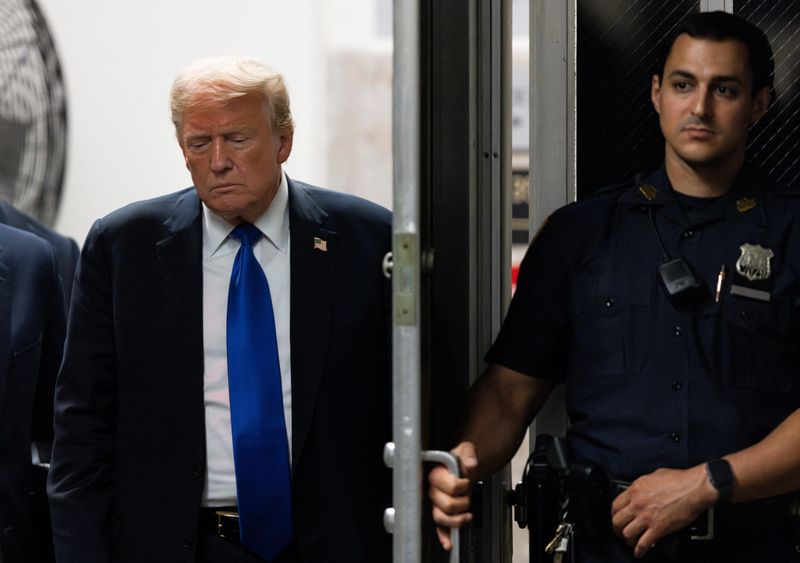 © Reuters. Former US President Donald Trump returning to the courthouse moments before hearing that the jury had a verdict in his criminal trial in New York State Supreme Court in New York, New York, USA, 30 May 2024. JUSTIN LANE/Pool via REUTERS