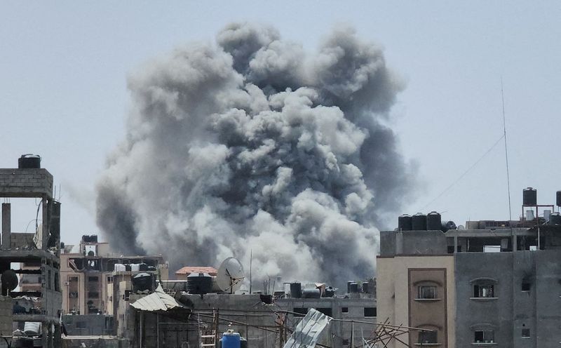 &copy; Reuters. Smoke rises following an Israeli strike, amid the ongoing conflict between Israel and the Palestinian Islamist group Hamas, in Jabalia refugee camp in the northern Gaza Strip, May 18, 2024. REUTERS/Rami Zohod/File Photo