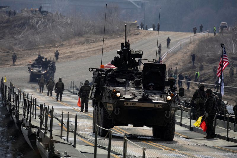 © Reuters. FILE PHOTO: U.S. soldiers from the 11th Engineer Battalion and 2nd Infantry Combined Division participate in the joint river-crossing exercise conducted for South Korean and US soldiers in Yeoncheon, 200 km north of Seoul, Gyeonggi province, South Korea, 20 March 2024. JEON HEON-KYUN/Pool via REUTERS/File Photo