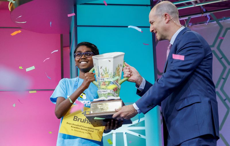 © Reuters. Bruhat Soma from Florida wins the Scripps National Spelling Bee over Faizan Zaki, from Texas, in National Harbor, Maryland, U.S., May 30, 2024. REUTERS/Evelyn Hockstein