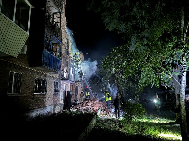 © Reuters. Firefighters work at a site of a residental building hit by a Russian missile strike, amid Russia's attack on Ukraine, in Kharkiv, Ukraine May 31, 2024. REUTERS/Vitalii Hnidyi