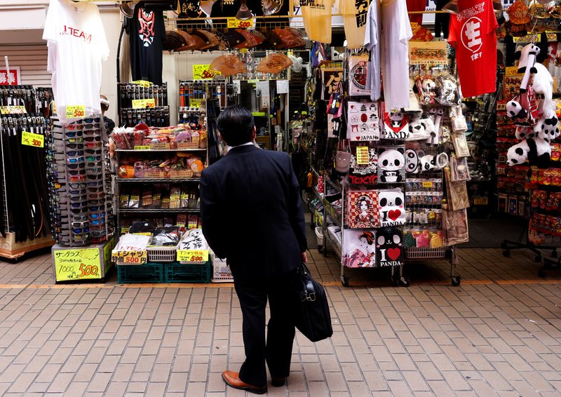 © Reuters. FILE PHOTO: A man looks at a shop at the Ameyoko shopping district in Tokyo, Japan, May 20, 2022. REUTERS/Kim Kyung-Hoon/file photo