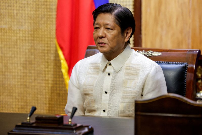 © Reuters. FILE PHOTO: Philippines President Ferdinand Marcos Jr. looks on as he meets with U.S. Secretary of State Antony Blinken, at Malacanang Palace in Manila, Philippines, March 19, 2024. REUTERS/Evelyn Hockstein/Pool/File Photo