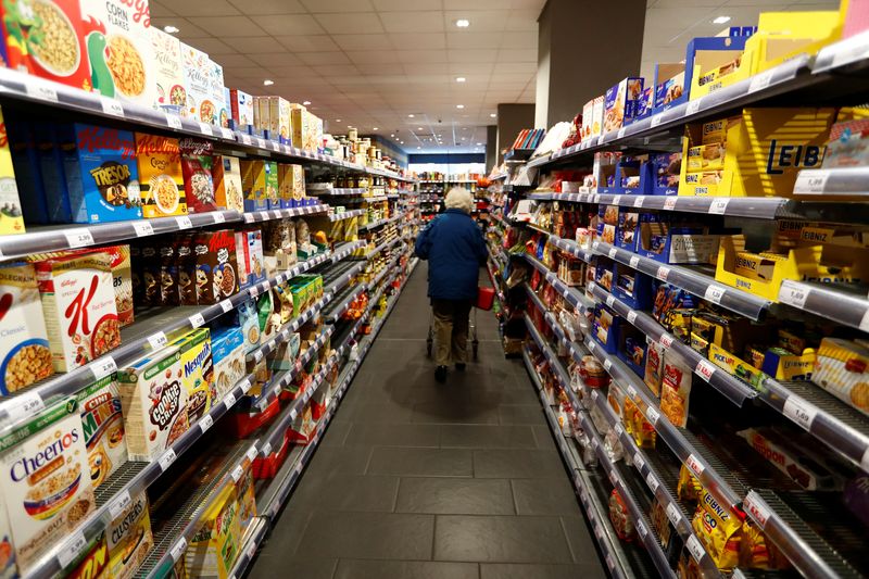 &copy; Reuters. FILE PHOTO: Full shelves with groceries are pictured in a supermarket in Berlin, Germany, March 17, 2020.   REUTERS/Fabrizio Bensch/File Photo