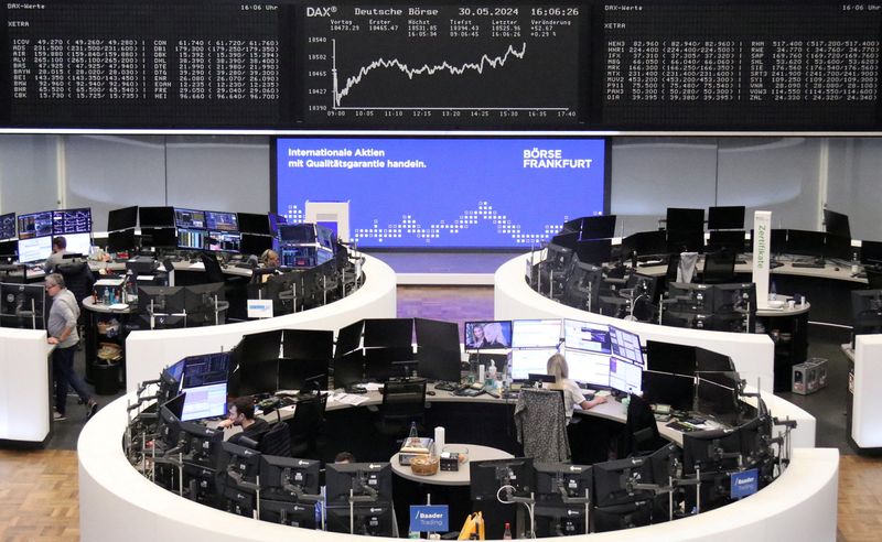 © Reuters. The German share price index DAX graph is pictured at the stock exchange in Frankfurt, Germany, May 30, 2024.     REUTERS/Staff/file photo