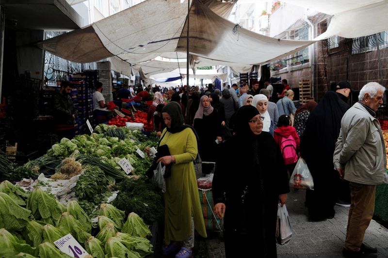 © Reuters. FILE PHOTO: People shop at a fresh market, ahead of the May 28 Turkish presidential runoff vote, in Istanbul, Turkey May 24, 2023. REUTERS/Dilara Senkaya/File Photo